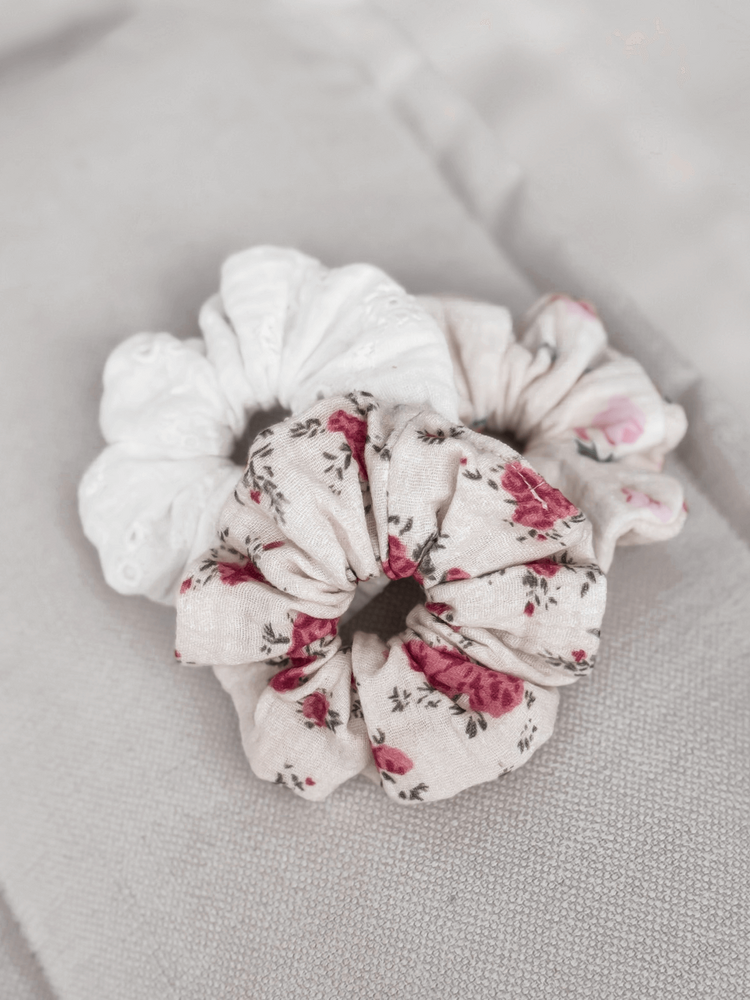 RUBY - MUŚLINOWA GUMKA TYPU SCRUNCHIE ECRU W KWIATY