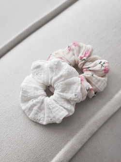 RUBY - MUŚLINOWA GUMKA TYPU SCRUNCHIE ECRU HAFT