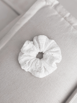 RUBY - MUŚLINOWA GUMKA TYPU SCRUNCHIE ECRU HAFT