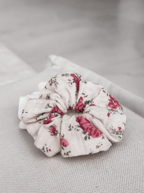 RUBY - MUŚLINOWA GUMKA TYPU SCRUNCHIE ECRU W KWIATY