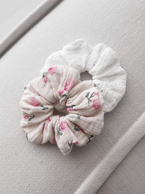RUBY - MUŚLINOWA GUMKA TYPU SCRUNCHIE BEŻ W KWIATY