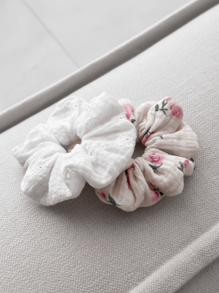 RUBY - MUŚLINOWA GUMKA TYPU SCRUNCHIE ECRU HAFT