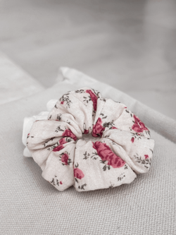 RUBY - MUŚLINOWA GUMKA TYPU SCRUNCHIE ECRU W KWIATY