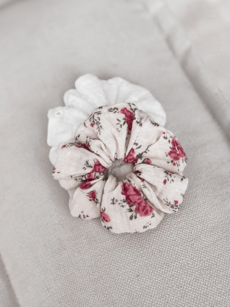 RUBY - MUŚLINOWA GUMKA TYPU SCRUNCHIE ECRU W KWIATY