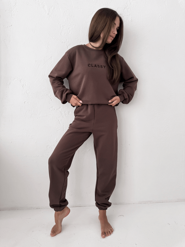 CLASSY - BAWEŁNIANA BLUZA TYPU BASIC Z HAFTEM CZEKOLADOWA