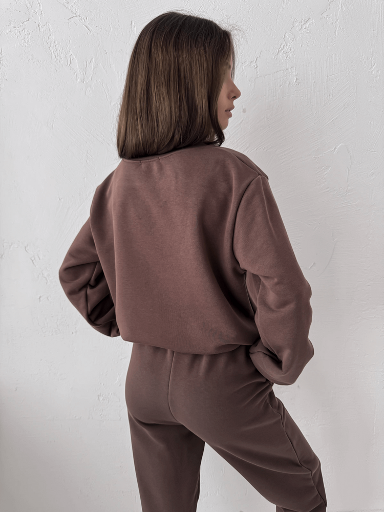 CLASSY - BAWEŁNIANA BLUZA TYPU BASIC Z HAFTEM CZEKOLADOWA